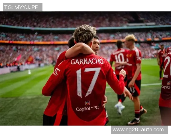 世界杯惊现冷门巴黎圣日耳曼与曼联战平点球大战引发全场狂欢